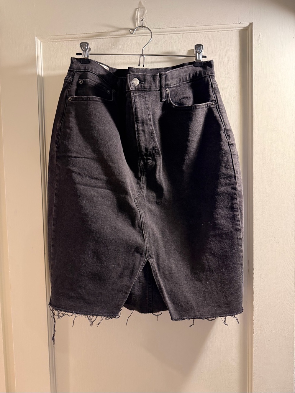 GAP Black Raw-Hem Midi Denim Skirt